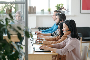 Obraz premium Call center specialists answering clients