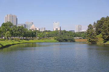 桜田濠から見た国会議事堂と時計塔