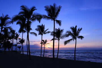 Fototapeta na wymiar ハワイ島（ビッグアイランド）。オレンジとムラサキに染まる夕暮れの空