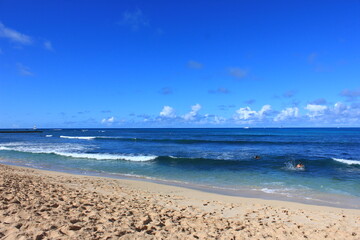 Fototapeta na wymiar ハワイ島（ビッグアイランド）、青い海、青い空、白い雲、