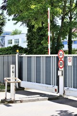 no sign on the street