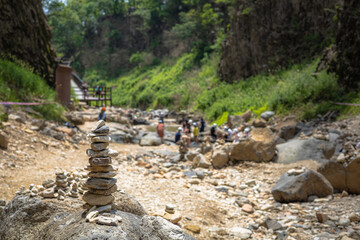 한탄강 재인 폭포의 사람들이 쌓은 돌탑