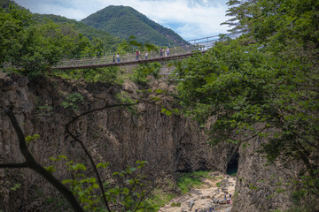자연의 절벽 속 숨어있는 폭포와 출렁다리 풍경