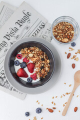 Desayuno de granola con fruta