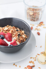 Desayuno saludable de granola con fruta