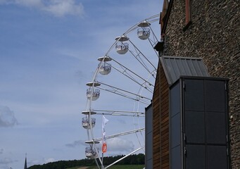 Kleines Riesenrad hinter dem Haus