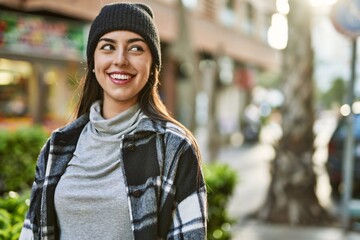 Fototapeta premium Young hispanic woman smiling happy standing at the city.