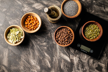 alimentos nutritivos, sanos y naturales en cuencos de madera 