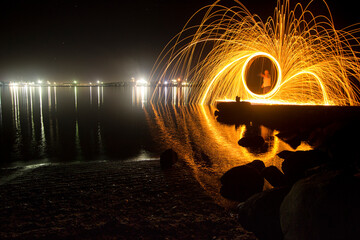 aro de fuego en la playa larga exposicion