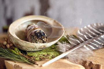 Smudge Stick Weißer Salbei und Yerba Santa (Kräuterbündel) in Abalone mit Räucherfeder, Close-up