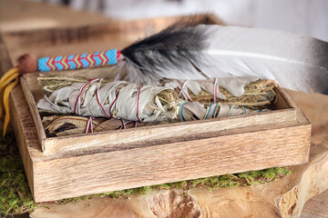 Smudge Sticks (Kräuterbündel) Weißer Salbei, Yerba Santa, Rosmarin in Holzbox mit Räucherfeder