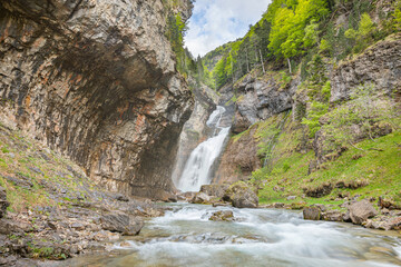 Fototapeta na wymiar Les cascades de la Vallée d'Ordesa dans les Pyrénées , Espagne .
