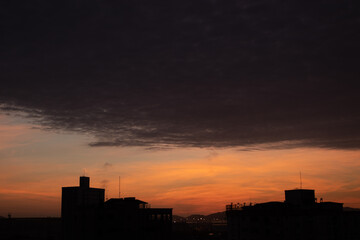 Fototapeta na wymiar vista do pôr-do-sol na cidade com prédios