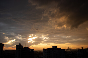 nuvens no p&ocirc;r-do-sol