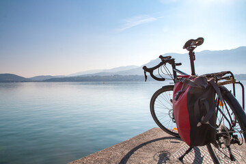 Vélo devant le lac du bourget