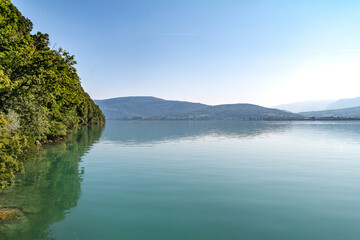 Obraz premium Lac du Bourget depuis le port de Bourdeau