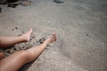 pies jugando con arena de playa