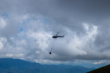 Fototapeta na wymiar 八ヶ岳連峰 硫黄岳山荘に向かうヘリコプター