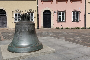 Obraz premium Warsaw, Poland. Kanonia Street in Warsaw with the bell was placed here in 1972, cast in Warsaw in 1646