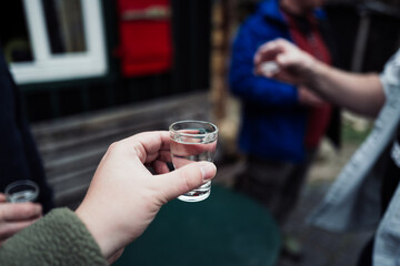 Schnapsglas in einer Hand