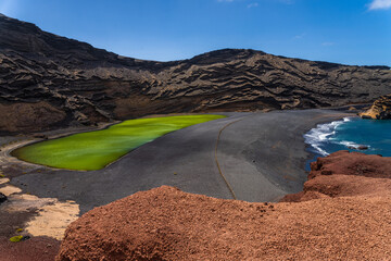 Lago verde en una playa de lanzarote