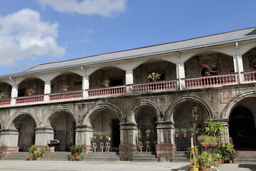 Fototapeta premium Schule (Nebengebäude) zur Basilika des Heiligen Erzengels Michael in Tayabas, Quezon, Philippinen
