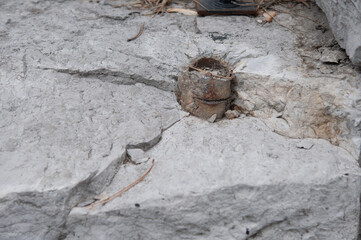 Obraz premium old fence post base and grey stone background