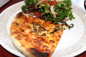 pizza with spinach and cheese
