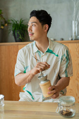 コーヒーを淹れる男性