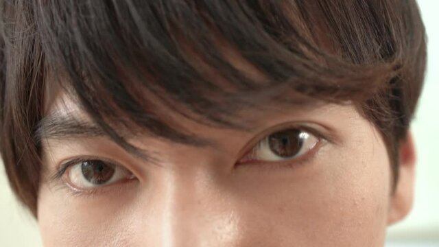 ポートレート動画　うなずく男性　スローモーション