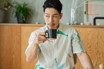 コーヒーを飲む男性
