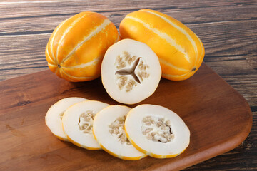 The oriental melon is placed on a wooden tray.