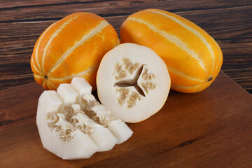 The oriental melon is placed on a wooden tray.
