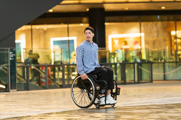 車椅子で出かける男性