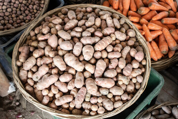 Potatoes, carrots and many kinds of vegetables are arranged in a store