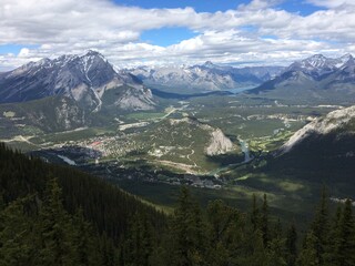 Obraz premium Stunning views of Banff National Park from Sulfur mountain ridge
