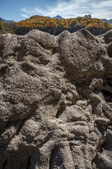 高原の湖畔にある岩に光が当たり不思議な模様が強調されている