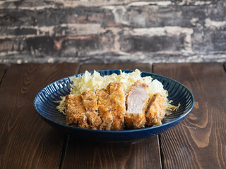 和食のとんかつ。豚肉に小麦粉と卵とパン粉を付けて揚げる料理。