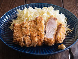和食のとんかつのクローズアップ。豚肉に小麦粉と卵とパン粉を付けて揚げる料理。