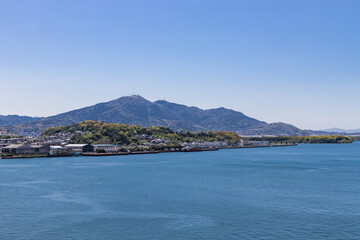 晴天の洞海湾と皿倉山　福岡県北九州市