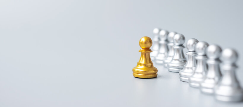 golden chess pawn pieces or leader businessman stand out of crowd people of silver men. leadership, business, team, teamwork and Human resource management concept