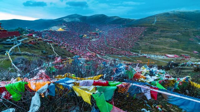 Timelapse 4k - Tibet Larung Gar Sunset Lights Turning On