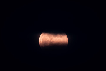 皆既月食中の雲に覆われたスーパームーン