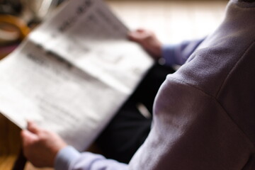 新聞を読むシニア女性
