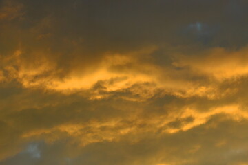 Obraz premium Cloudy sky at sunset on a spring evening as a background.