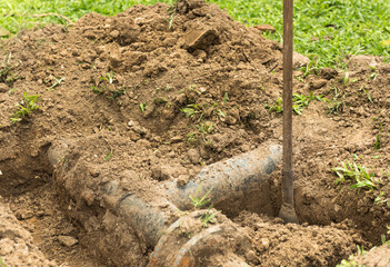 .Water pipe buried in the turf was dug up