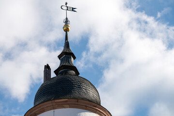Fototapeta na wymiar Turmhelm eines Torturm auf der alten Brücke in Heidelberg, Detailaufnahme vor weißblauem Himmel.