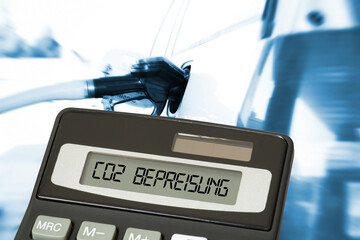 Tankstelle, Taschenrechner und Co2 Bepreisung bei Kraftstoffen