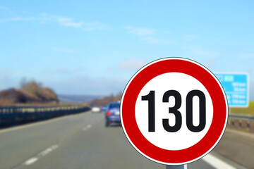 Eine Autobahn und Tempolimit 130km/h