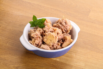 Canned tuna fish with oil